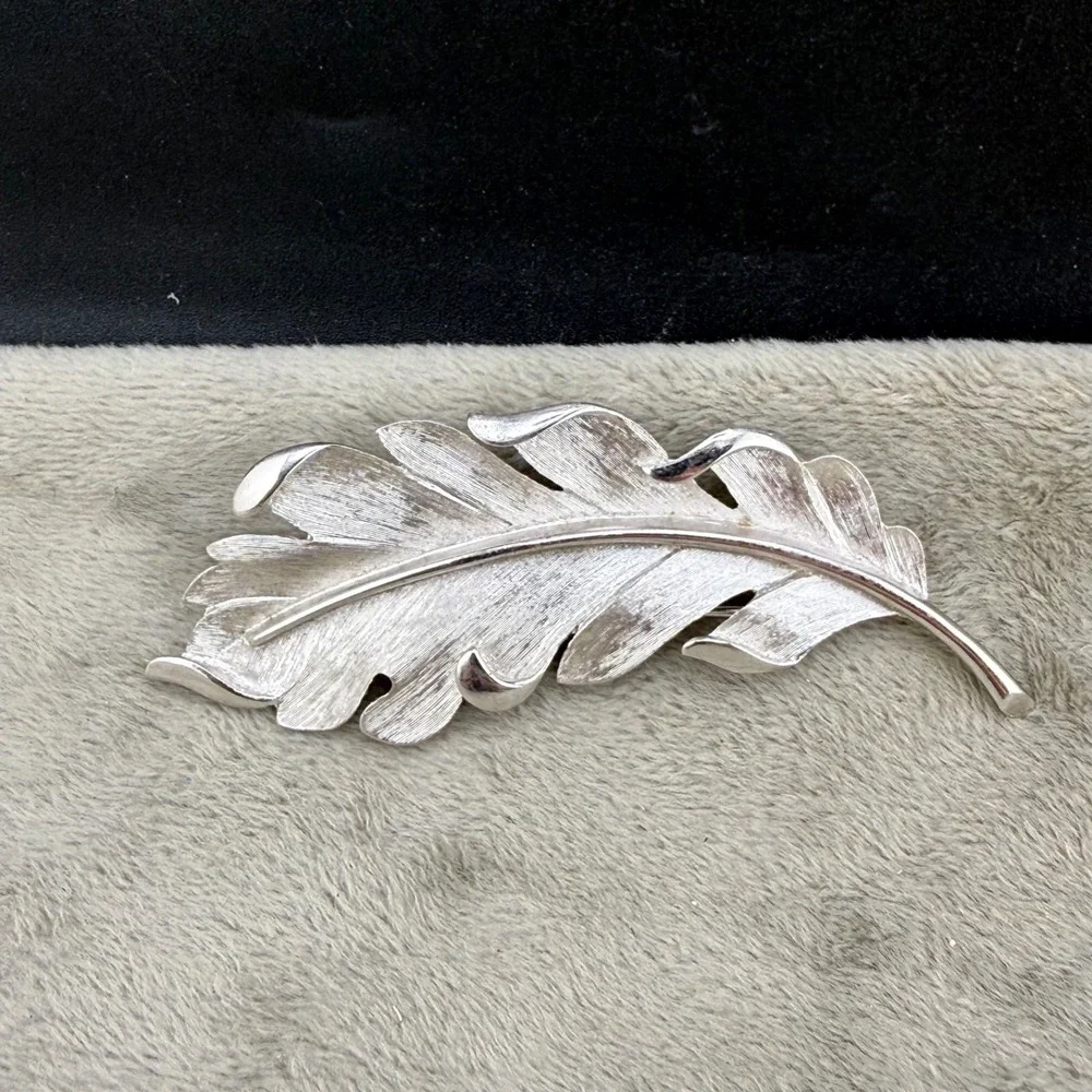 Vintage Trifari Feather Brooch Silver Tone Signed‎